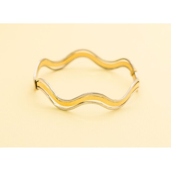 Vintage Gold Tone Bangle Bracelet 8.5 Inches by Avon i3 - Picture 1 of 6
